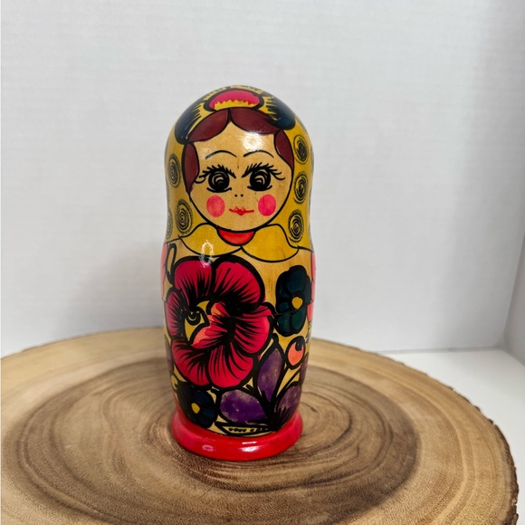 Vintage Set of 4 Russian Nesting Dolls. Wood. (3-N) - Picture 2 of 7